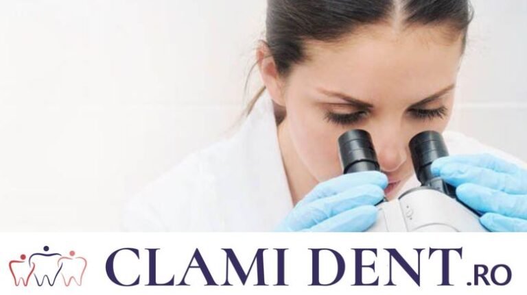 Imagine ilustrativă cu un medic care utilizează microscopul